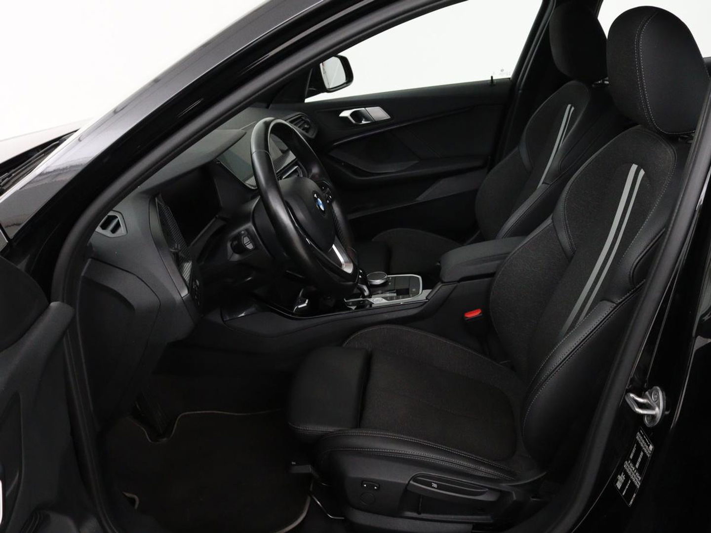 BMW 1-serie 116i Business Edition | Camera | Carplay | Full LED | Live Cockpit | Navigatie | Parkeerhulp | Climate control