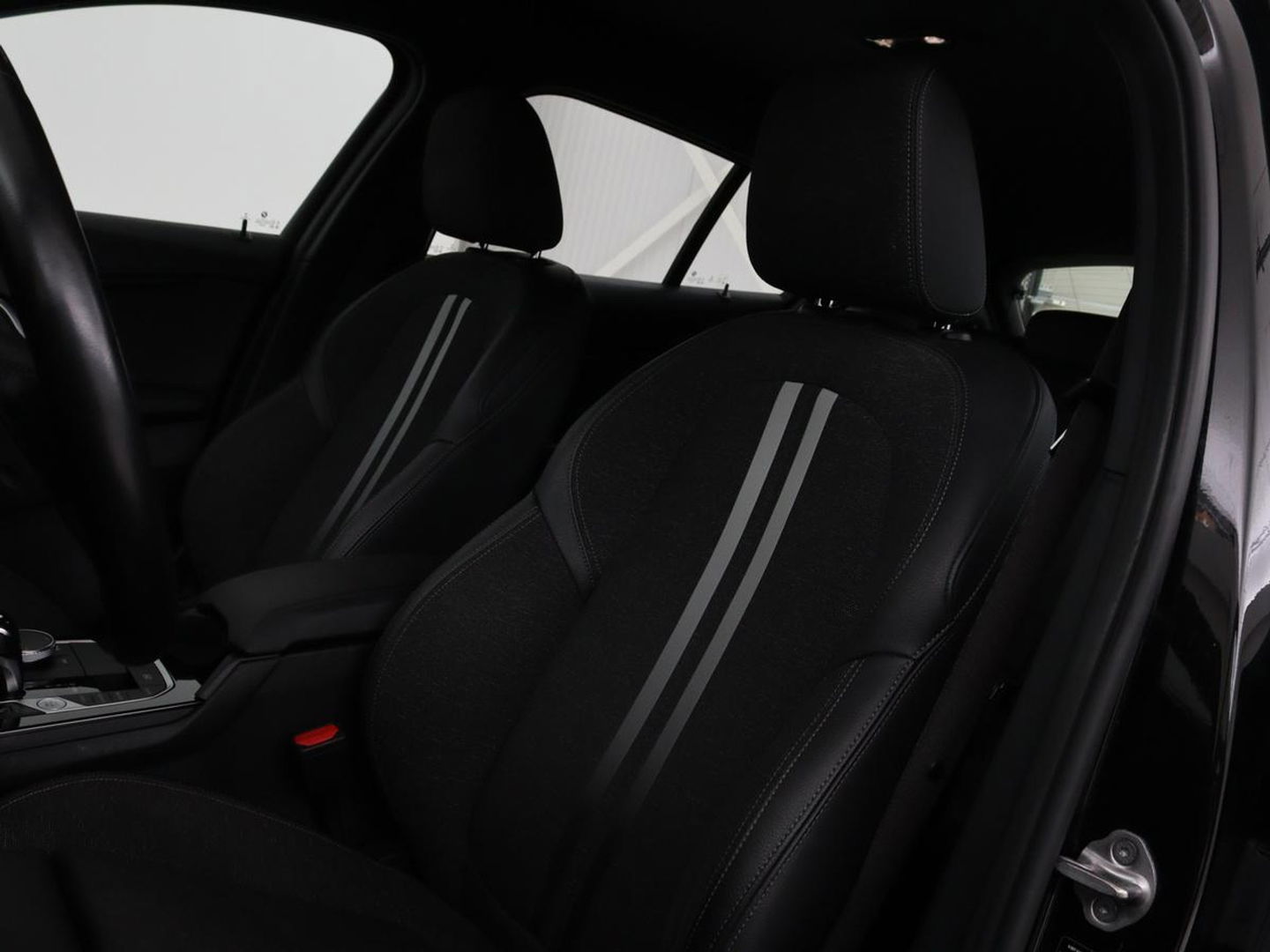 BMW 1-serie 116i Business Edition | Camera | Carplay | Full LED | Live Cockpit | Navigatie | Parkeerhulp | Climate control