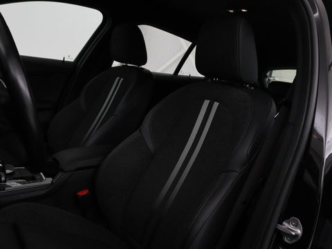 BMW 1-serie 116i Business Edition | Camera | Carplay | Full LED | Live Cockpit | Navigatie | Parkeerhulp | Climate control