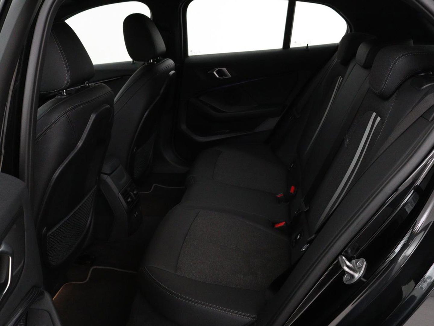BMW 1-serie 116i Business Edition | Camera | Carplay | Full LED | Live Cockpit | Navigatie | Parkeerhulp | Climate control