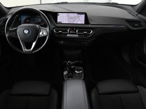 BMW 1-serie 116i Business Edition | Camera | Carplay | Full LED | Live Cockpit | Navigatie | Parkeerhulp | Climate control