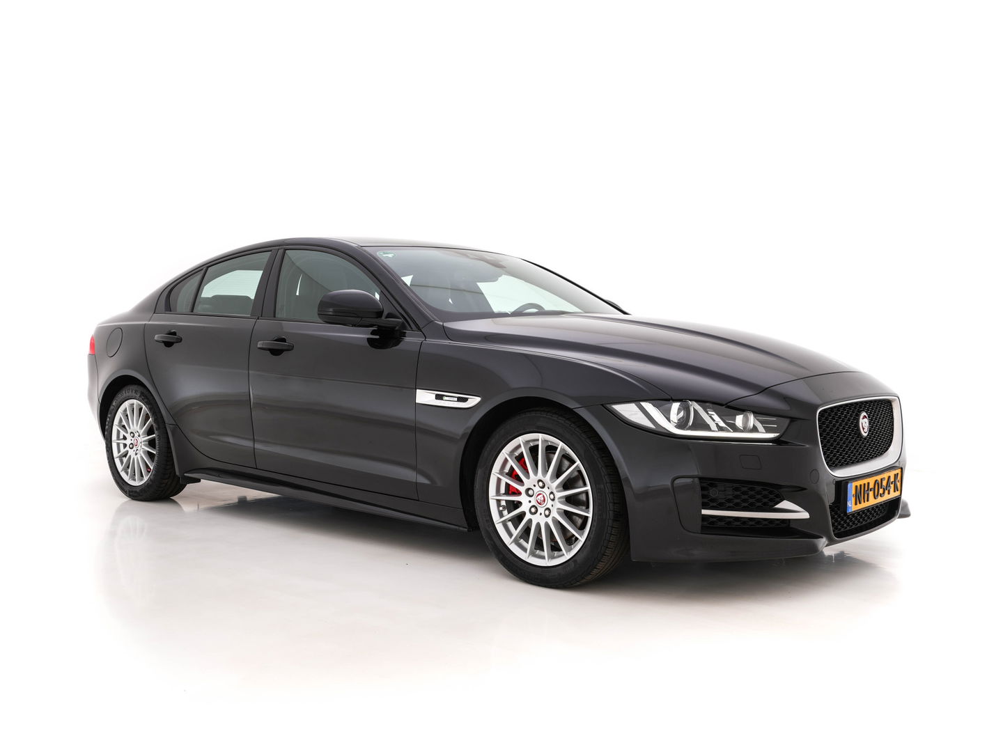 Jaguar XE 2.0 D R-Sport-Pack Aut. *LEATHER-MICROFIBRE | BI-XENON | NAVI-FULLMAP | MERIDIAN-SOUND | HEATED-SPORTSEATS | CAMERA | ECC | KEYLESS | PDC | SHIFT-PADDLES | LANE-ASSIST | CRUISE | 17''ALU*