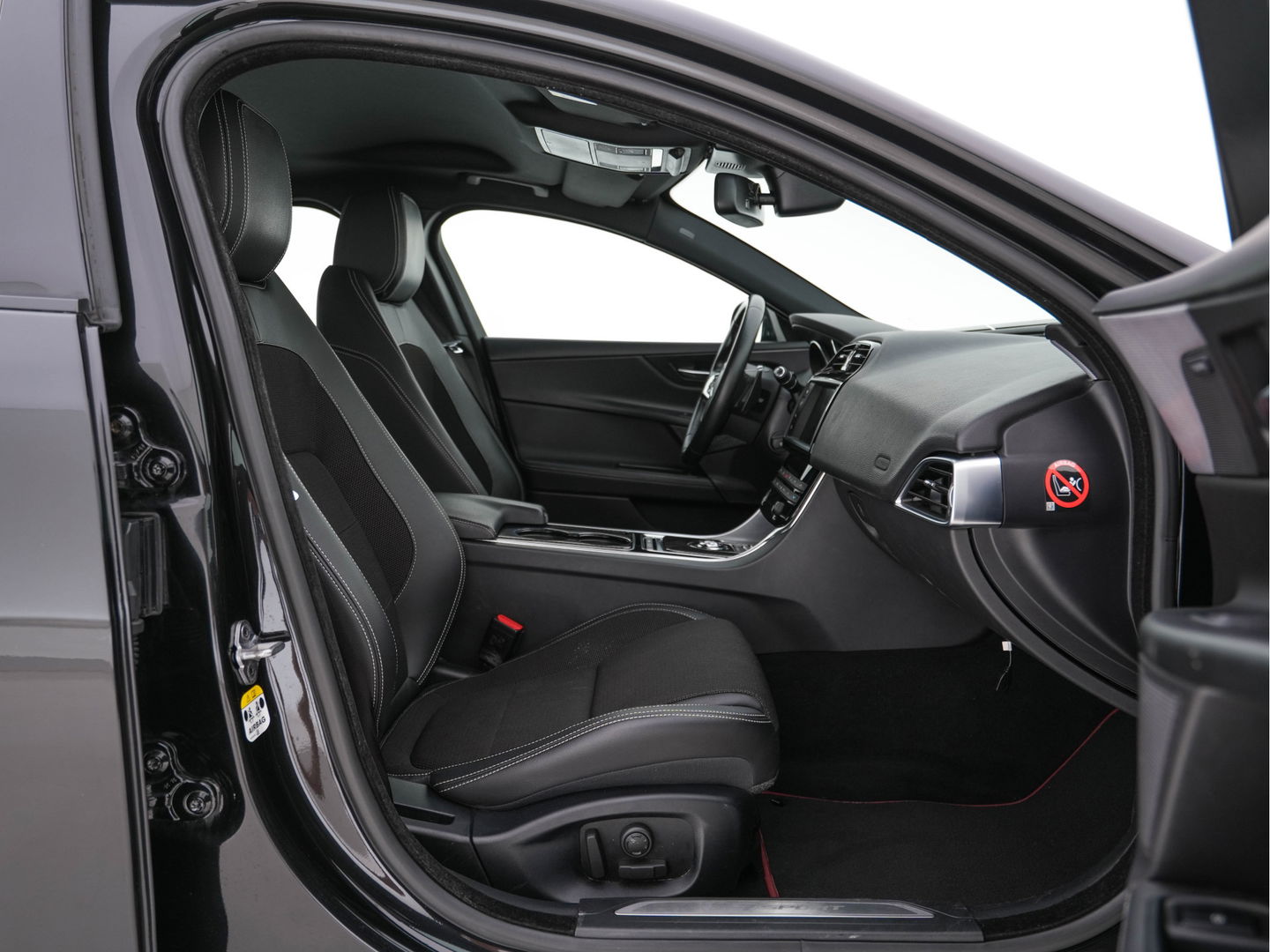 Jaguar XE 2.0 D R-Sport-Pack Aut. *LEATHER-MICROFIBRE | BI-XENON | NAVI-FULLMAP | MERIDIAN-SOUND | HEATED-SPORTSEATS | CAMERA | ECC | KEYLESS | PDC | SHIFT-PADDLES | LANE-ASSIST | CRUISE | 17''ALU*