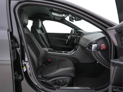 Jaguar XE 2.0 D R-Sport-Pack Aut. *LEATHER-MICROFIBRE | BI-XENON | NAVI-FULLMAP | MERIDIAN-SOUND | HEATED-SPORTSEATS | CAMERA | ECC | KEYLESS | PDC | SHIFT-PADDLES | LANE-ASSIST | CRUISE | 17''ALU*