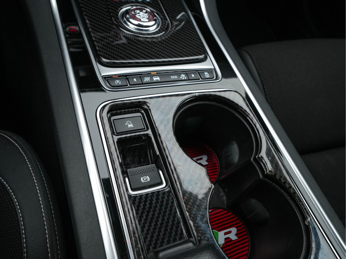 Jaguar XE 2.0 D R-Sport-Pack Aut. *LEATHER-MICROFIBRE | BI-XENON | NAVI-FULLMAP | MERIDIAN-SOUND | HEATED-SPORTSEATS | CAMERA | ECC | KEYLESS | PDC | SHIFT-PADDLES | LANE-ASSIST | CRUISE | 17''ALU*