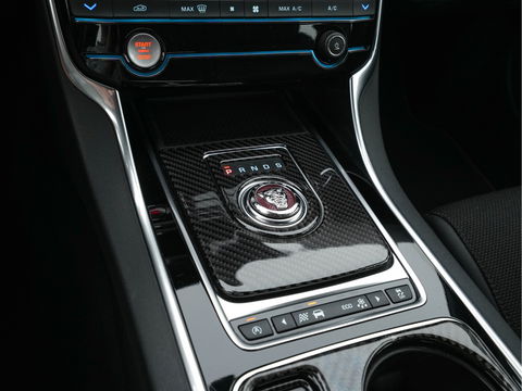 Jaguar XE 2.0 D R-Sport-Pack Aut. *LEATHER-MICROFIBRE | BI-XENON | NAVI-FULLMAP | MERIDIAN-SOUND | HEATED-SPORTSEATS | CAMERA | ECC | KEYLESS | PDC | SHIFT-PADDLES | LANE-ASSIST | CRUISE | 17''ALU*
