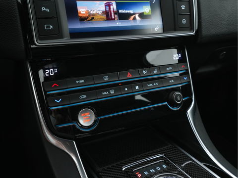 Jaguar XE 2.0 D R-Sport-Pack Aut. *LEATHER-MICROFIBRE | BI-XENON | NAVI-FULLMAP | MERIDIAN-SOUND | HEATED-SPORTSEATS | CAMERA | ECC | KEYLESS | PDC | SHIFT-PADDLES | LANE-ASSIST | CRUISE | 17''ALU*