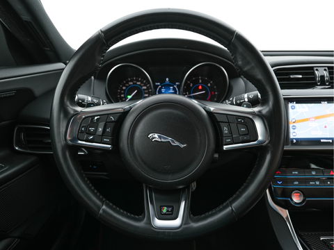 Jaguar XE 2.0 D R-Sport-Pack Aut. *LEATHER-MICROFIBRE | BI-XENON | NAVI-FULLMAP | MERIDIAN-SOUND | HEATED-SPORTSEATS | CAMERA | ECC | KEYLESS | PDC | SHIFT-PADDLES | LANE-ASSIST | CRUISE | 17''ALU*