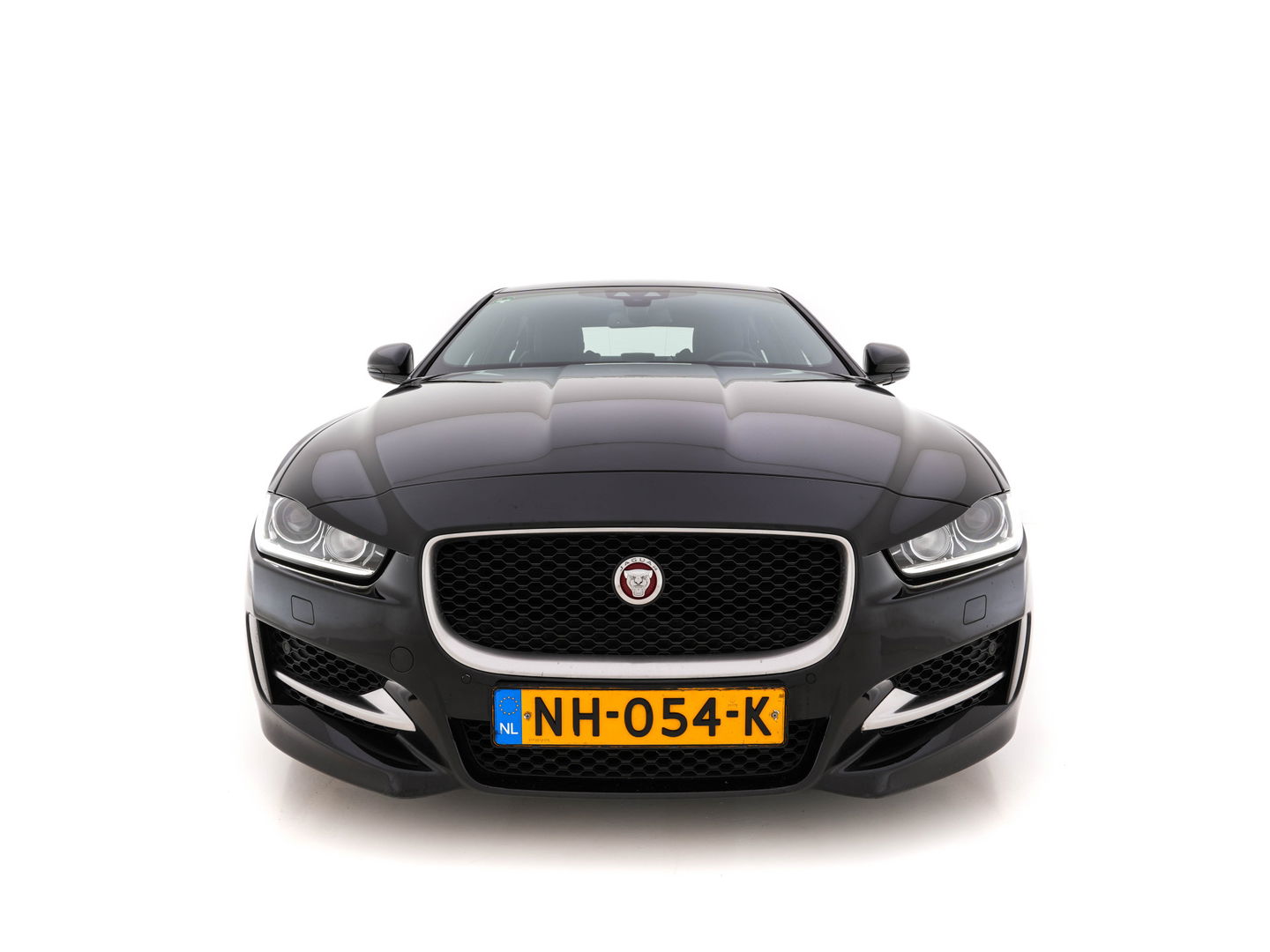 Jaguar XE 2.0 D R-Sport-Pack Aut. *LEATHER-MICROFIBRE | BI-XENON | NAVI-FULLMAP | MERIDIAN-SOUND | HEATED-SPORTSEATS | CAMERA | ECC | KEYLESS | PDC | SHIFT-PADDLES | LANE-ASSIST | CRUISE | 17''ALU*
