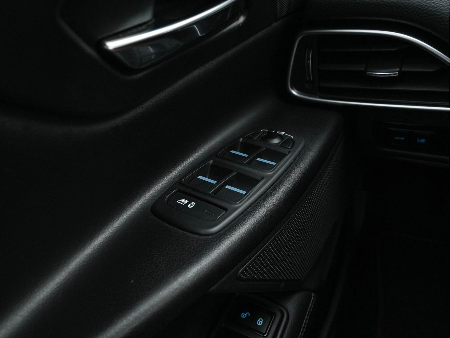 Jaguar XE 2.0 D R-Sport-Pack Aut. *LEATHER-MICROFIBRE | BI-XENON | NAVI-FULLMAP | MERIDIAN-SOUND | HEATED-SPORTSEATS | CAMERA | ECC | KEYLESS | PDC | SHIFT-PADDLES | LANE-ASSIST | CRUISE | 17''ALU*
