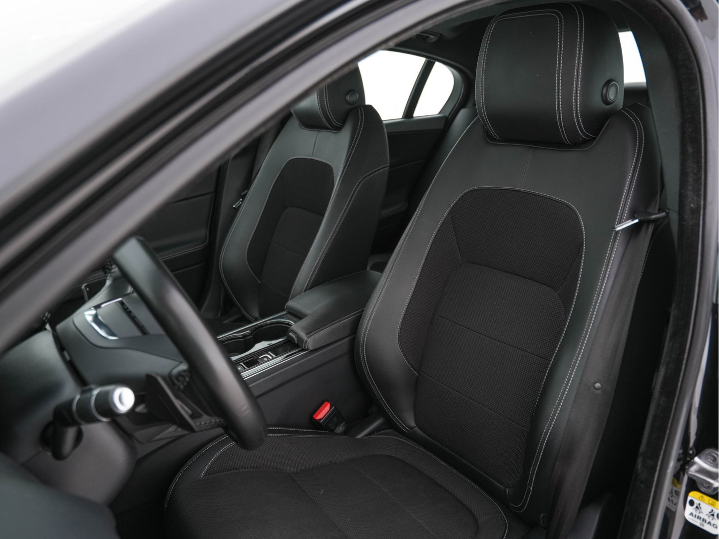 Jaguar XE 2.0 D R-Sport-Pack Aut. *LEATHER-MICROFIBRE | BI-XENON | NAVI-FULLMAP | MERIDIAN-SOUND | HEATED-SPORTSEATS | CAMERA | ECC | KEYLESS | PDC | SHIFT-PADDLES | LANE-ASSIST | CRUISE | 17''ALU*