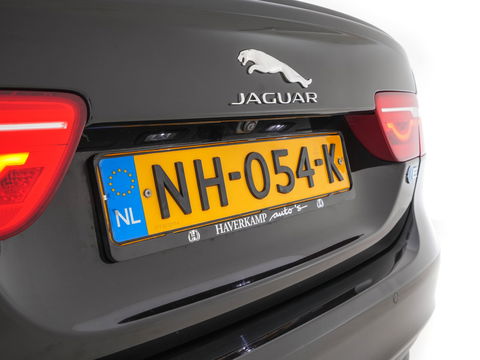 Jaguar XE 2.0 D R-Sport-Pack Aut. *LEATHER-MICROFIBRE | BI-XENON | NAVI-FULLMAP | MERIDIAN-SOUND | HEATED-SPORTSEATS | CAMERA | ECC | KEYLESS | PDC | SHIFT-PADDLES | LANE-ASSIST | CRUISE | 17''ALU*