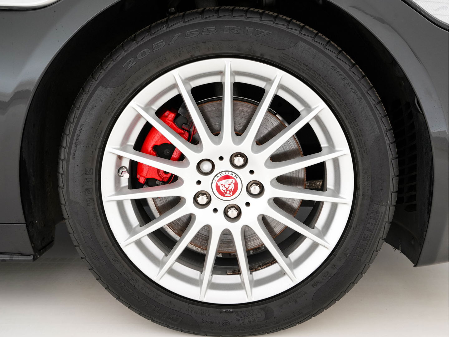 Jaguar XE 2.0 D R-Sport-Pack Aut. *LEATHER-MICROFIBRE | BI-XENON | NAVI-FULLMAP | MERIDIAN-SOUND | HEATED-SPORTSEATS | CAMERA | ECC | KEYLESS | PDC | SHIFT-PADDLES | LANE-ASSIST | CRUISE | 17''ALU*