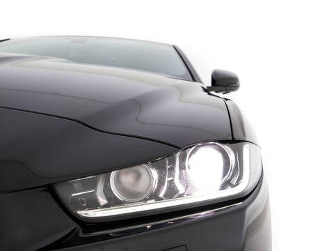 Jaguar XE 2.0 D R-Sport-Pack Aut. *LEATHER-MICROFIBRE | BI-XENON | NAVI-FULLMAP | MERIDIAN-SOUND | HEATED-SPORTSEATS | CAMERA | ECC | KEYLESS | PDC | SHIFT-PADDLES | LANE-ASSIST | CRUISE | 17''ALU*