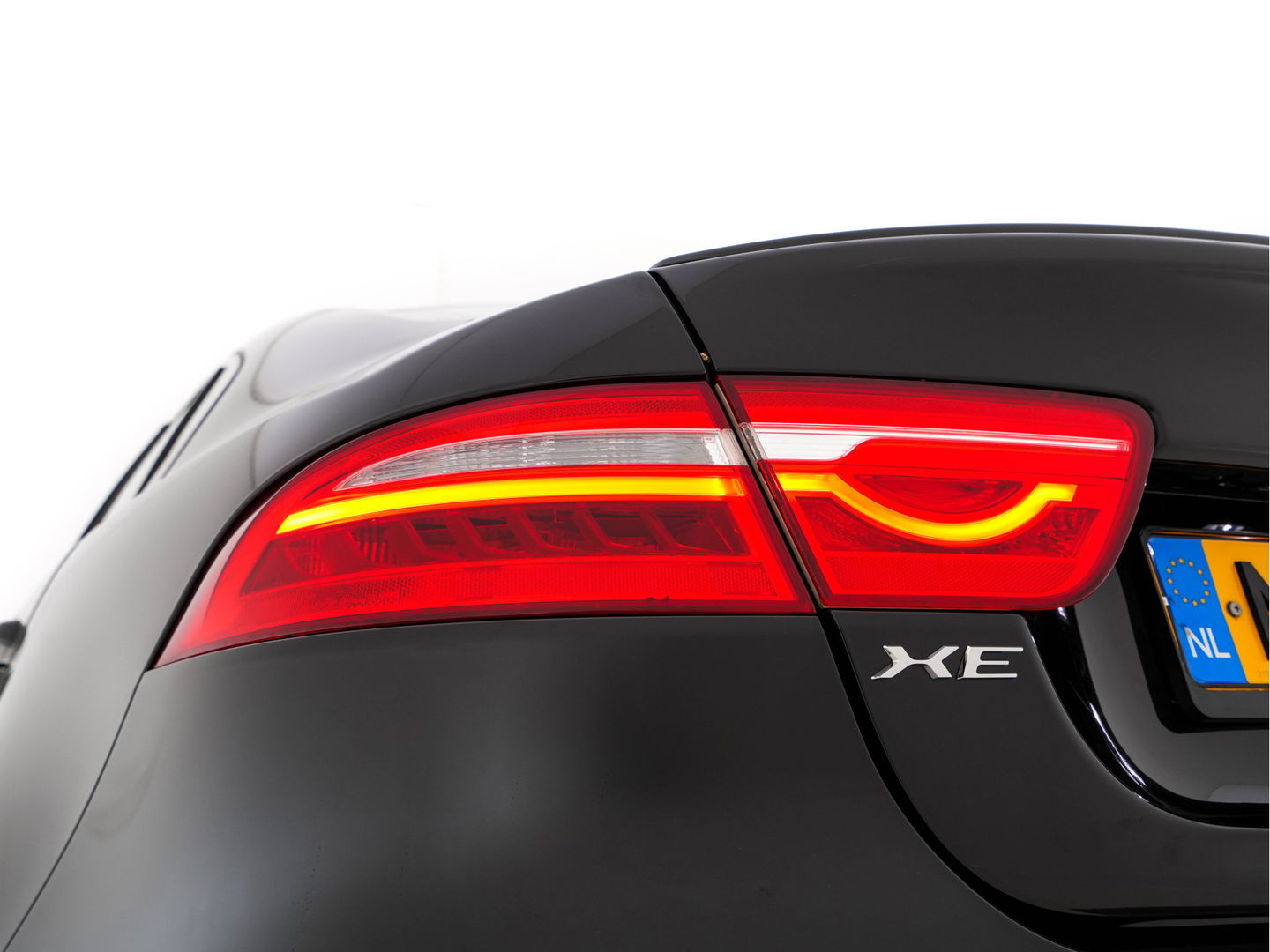 Jaguar XE 2.0 D R-Sport-Pack Aut. *LEATHER-MICROFIBRE | BI-XENON | NAVI-FULLMAP | MERIDIAN-SOUND | HEATED-SPORTSEATS | CAMERA | ECC | KEYLESS | PDC | SHIFT-PADDLES | LANE-ASSIST | CRUISE | 17''ALU*