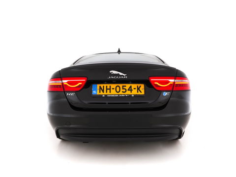 Jaguar XE 2.0 D R-Sport-Pack Aut. *LEATHER-MICROFIBRE | BI-XENON | NAVI-FULLMAP | MERIDIAN-SOUND | HEATED-SPORTSEATS | CAMERA | ECC | KEYLESS | PDC | SHIFT-PADDLES | LANE-ASSIST | CRUISE | 17''ALU*