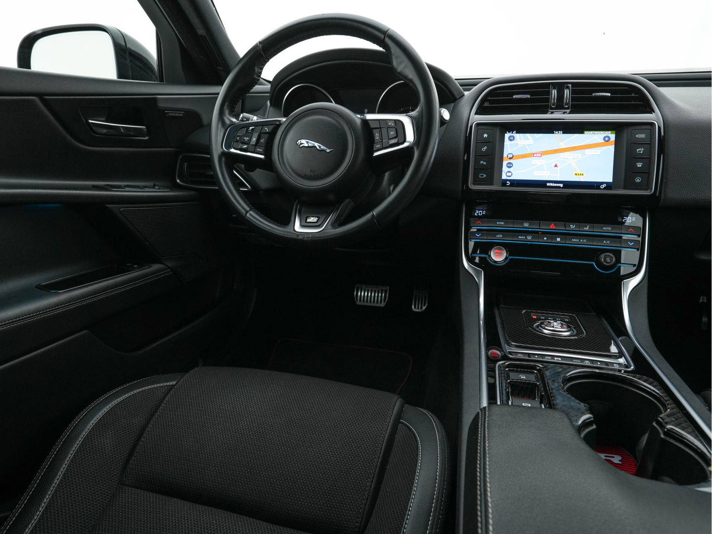 Jaguar XE 2.0 D R-Sport-Pack Aut. *LEATHER-MICROFIBRE | BI-XENON | NAVI-FULLMAP | MERIDIAN-SOUND | HEATED-SPORTSEATS | CAMERA | ECC | KEYLESS | PDC | SHIFT-PADDLES | LANE-ASSIST | CRUISE | 17''ALU*