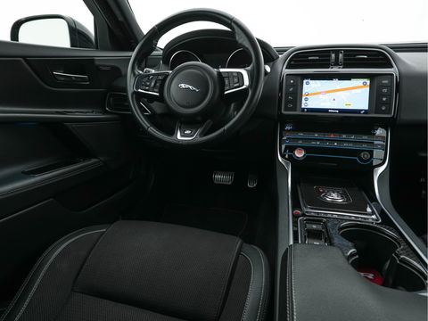 Jaguar XE 2.0 D R-Sport-Pack Aut. *LEATHER-MICROFIBRE | BI-XENON | NAVI-FULLMAP | MERIDIAN-SOUND | HEATED-SPORTSEATS | CAMERA | ECC | KEYLESS | PDC | SHIFT-PADDLES | LANE-ASSIST | CRUISE | 17''ALU*