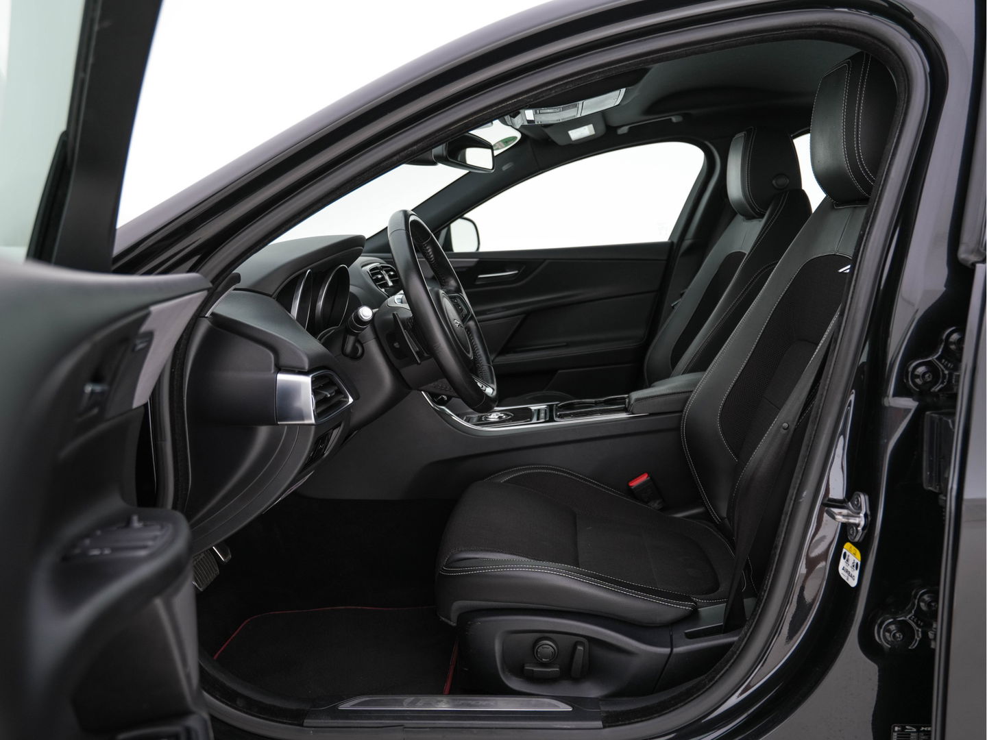 Jaguar XE 2.0 D R-Sport-Pack Aut. *LEATHER-MICROFIBRE | BI-XENON | NAVI-FULLMAP | MERIDIAN-SOUND | HEATED-SPORTSEATS | CAMERA | ECC | KEYLESS | PDC | SHIFT-PADDLES | LANE-ASSIST | CRUISE | 17''ALU*
