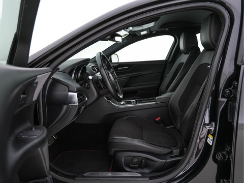Jaguar XE 2.0 D R-Sport-Pack Aut. *LEATHER-MICROFIBRE | BI-XENON | NAVI-FULLMAP | MERIDIAN-SOUND | HEATED-SPORTSEATS | CAMERA | ECC | KEYLESS | PDC | SHIFT-PADDLES | LANE-ASSIST | CRUISE | 17''ALU*