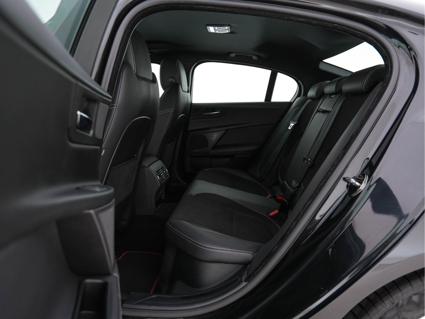 Jaguar XE 2.0 D R-Sport-Pack Aut. *LEATHER-MICROFIBRE | BI-XENON | NAVI-FULLMAP | MERIDIAN-SOUND | HEATED-SPORTSEATS | CAMERA | ECC | KEYLESS | PDC | SHIFT-PADDLES | LANE-ASSIST | CRUISE | 17''ALU*