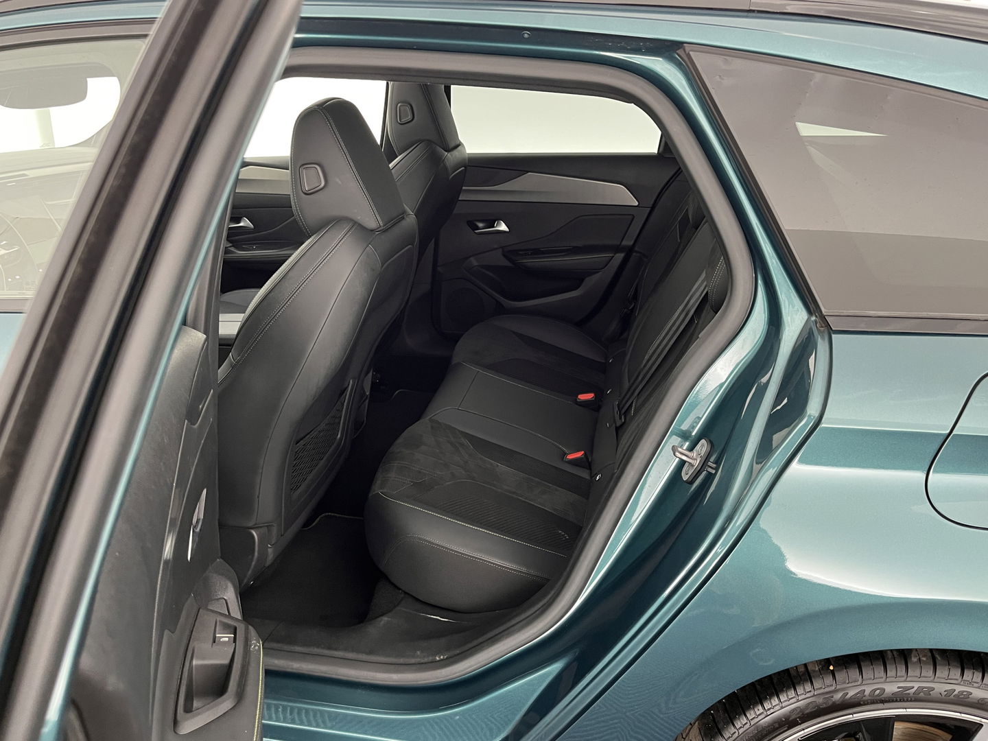Peugeot 308 SW 1.6 HYbrid 180 GT Pack Business (INCL.BTW) Aut. *PANO | 1/2LEATHER | MATRIX-LED | TOP-VIEW | MEMORY-PACK | ADAPTIVE-CRUISE | BLINDSPOT | DIGI-COCKPIT | SPORT-SEATS | KEYLESS | NAVI-FULLMAP | 19''ALU*