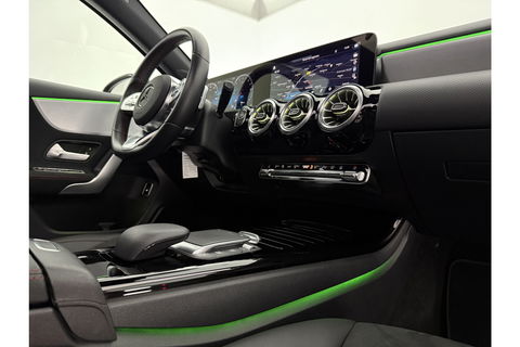 Mercedes-Benz A-Klasse 250 e AMG Limited 235PK Pano Sfeerverl. LED Carplay Camera Virtual Clima Cruise Navi PDC 18"LMV
