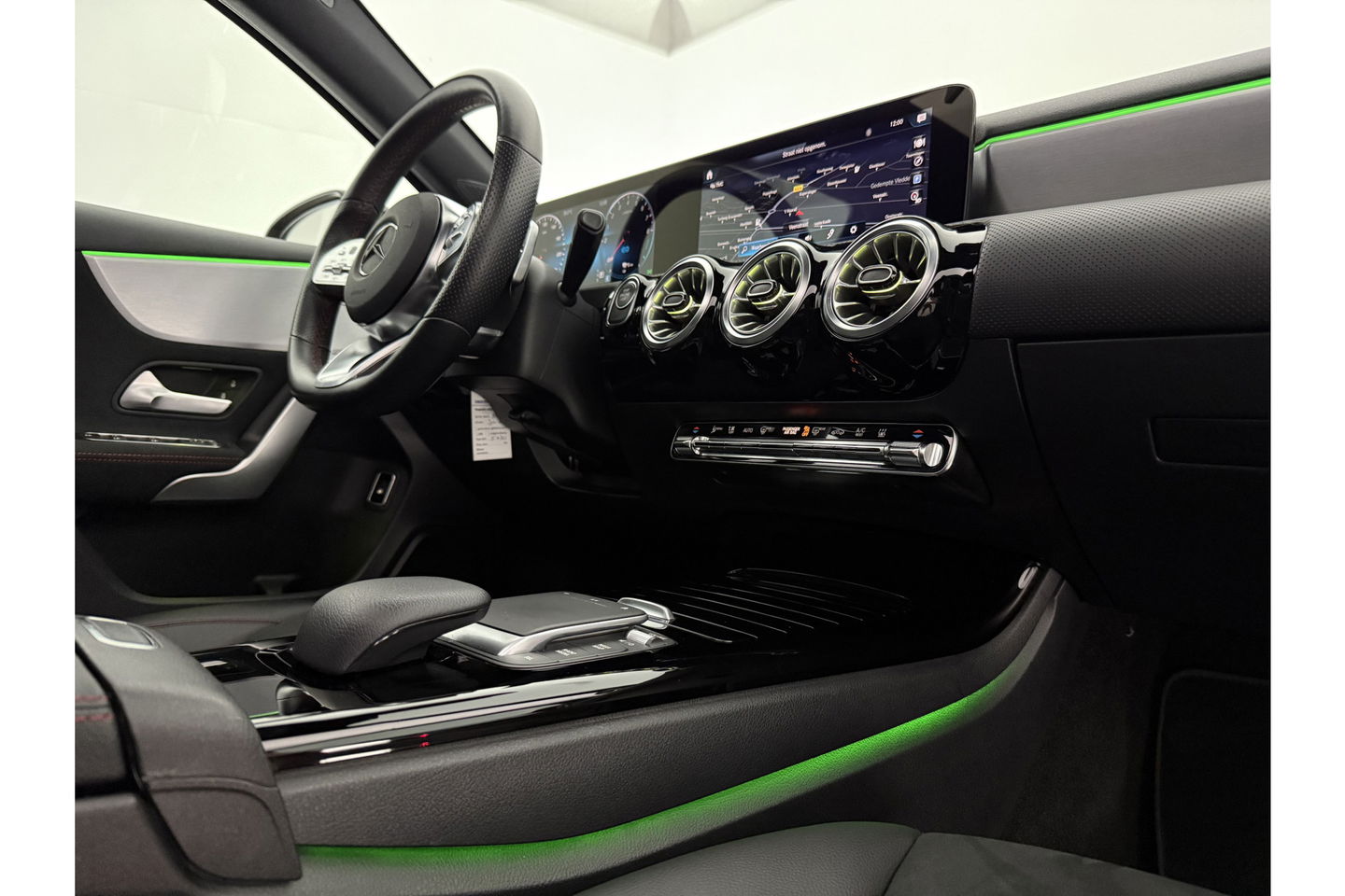 Mercedes-Benz A-Klasse 250 e AMG Limited 235PK Pano Sfeerverl. LED Carplay Camera Virtual Clima Cruise Navi PDC 18"LMV