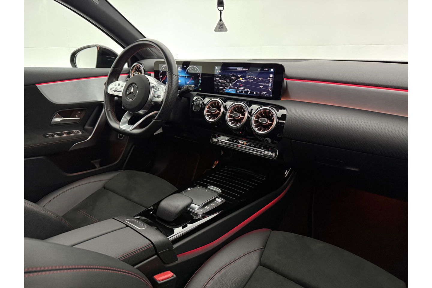 Mercedes-Benz A-Klasse 250 e AMG Limited 235PK Pano Sfeerverl. LED Carplay Camera Virtual Clima Cruise Navi PDC 18"LMV
