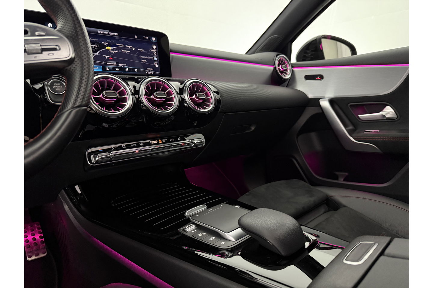 Mercedes-Benz A-Klasse 250 e AMG Limited 235PK Pano Sfeerverl. LED Carplay Camera Virtual Clima Cruise Navi PDC 18"LMV