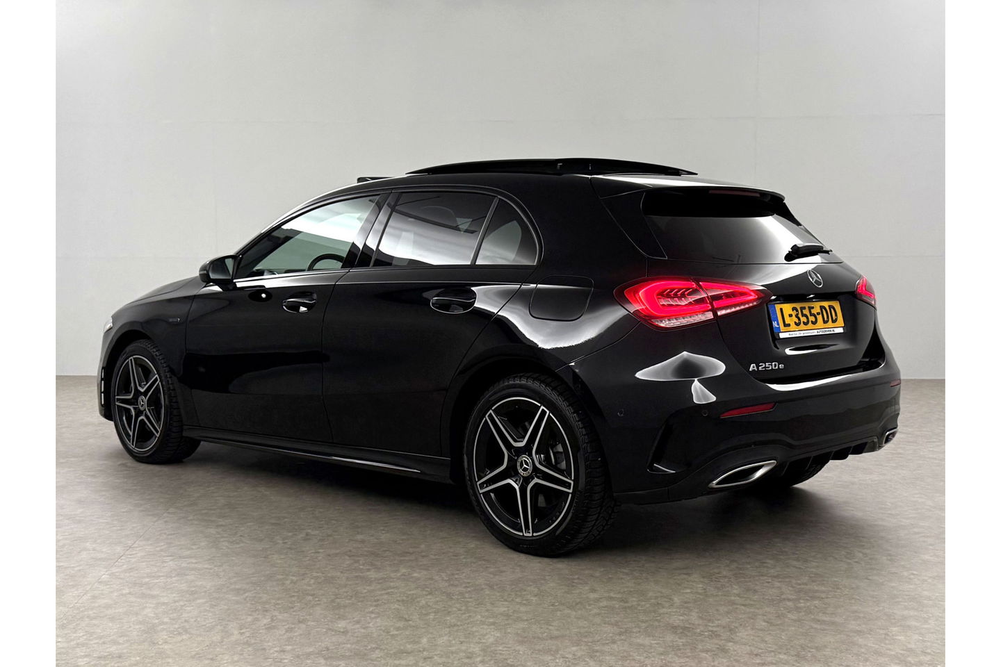 Mercedes-Benz A-Klasse 250 e AMG Limited 235PK Pano Sfeerverl. LED Carplay Camera Virtual Clima Cruise Navi PDC 18"LMV