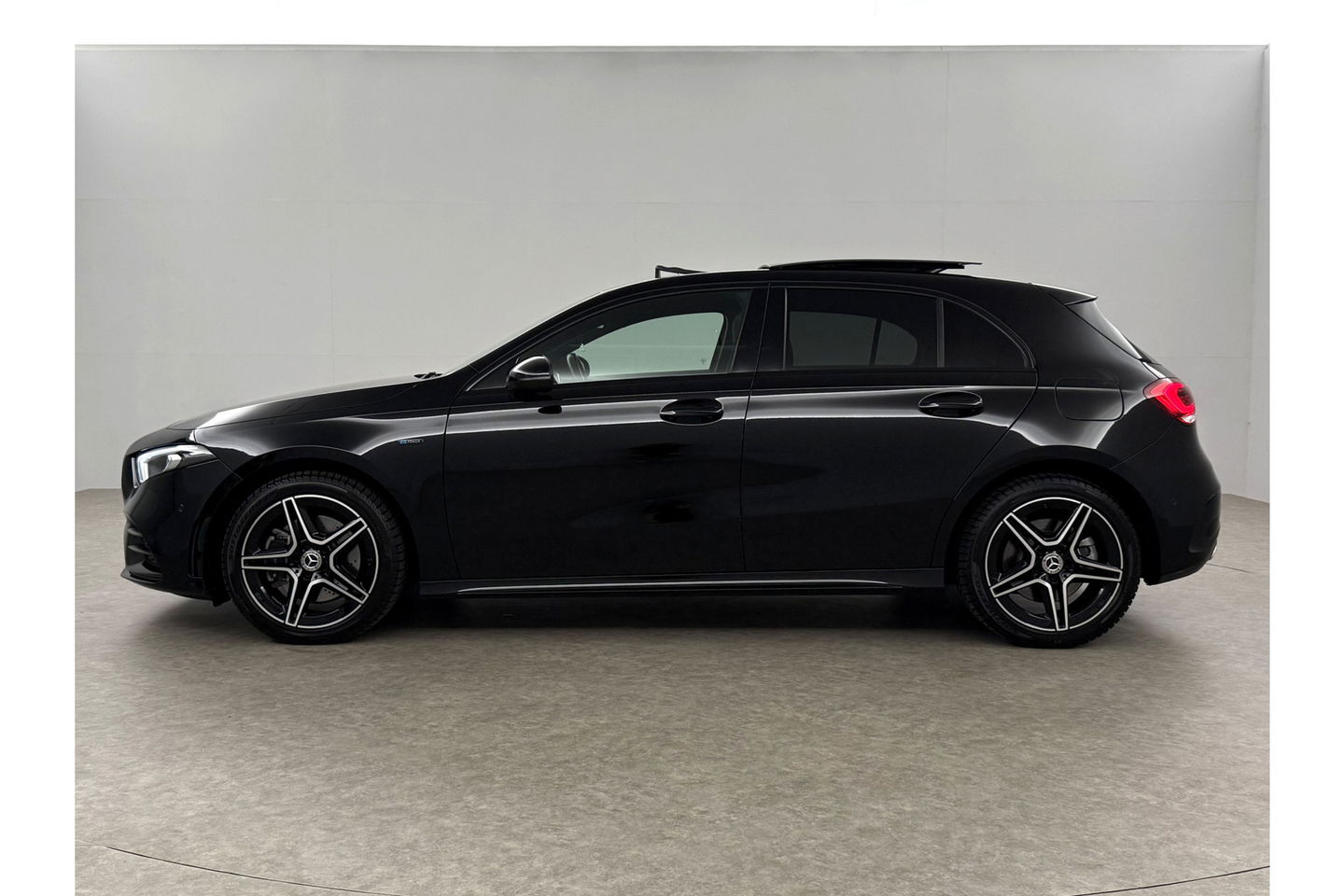 Mercedes-Benz A-Klasse 250 e AMG Limited 235PK Pano Sfeerverl. LED Carplay Camera Virtual Clima Cruise Navi PDC 18"LMV