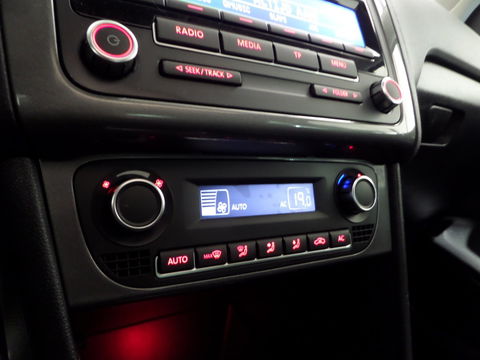 Volkswagen Polo 1.2 TSI 105PK Highline Panoramadak Xenon-LED Bluetooth Cruise 17"Velgen, van 3e eigenaar in UNIEK mooie staat !