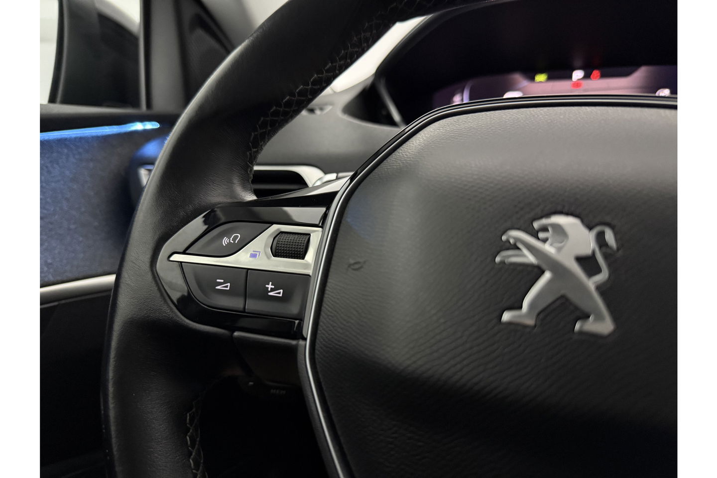 Peugeot 3008 1.2 PureTech 360 Camera LED Virtual Sfeer Trekhaak Carplay Clima Cruise Navi PDC 18"LMV