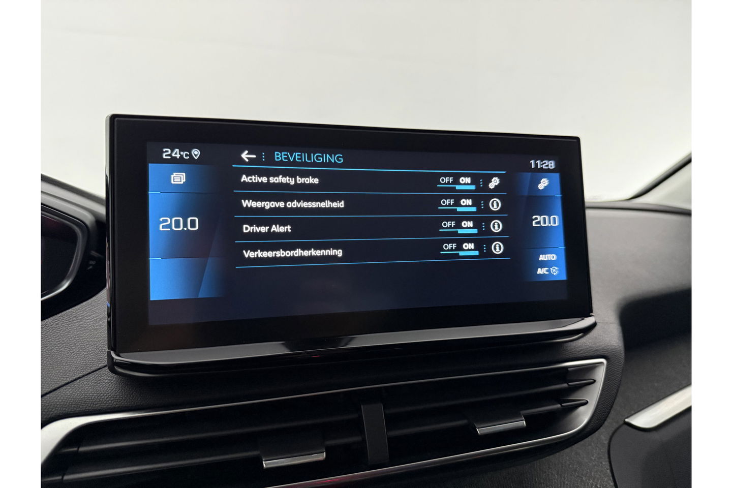 Peugeot 3008 1.2 PureTech 360 Camera LED Virtual Sfeer Trekhaak Carplay Clima Cruise Navi PDC 18"LMV