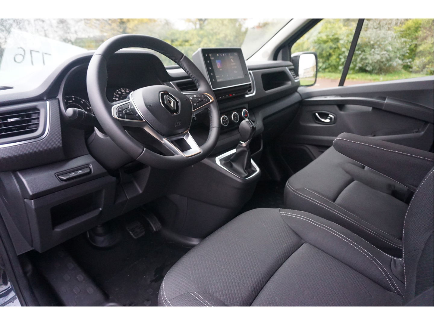Renault Trafic T30 L2H1 150PK EDC AUT BPM VRIJ!! Easylink Apple CP Betimmering, Trekhaak 2x Schuifdeur!! NR. 320