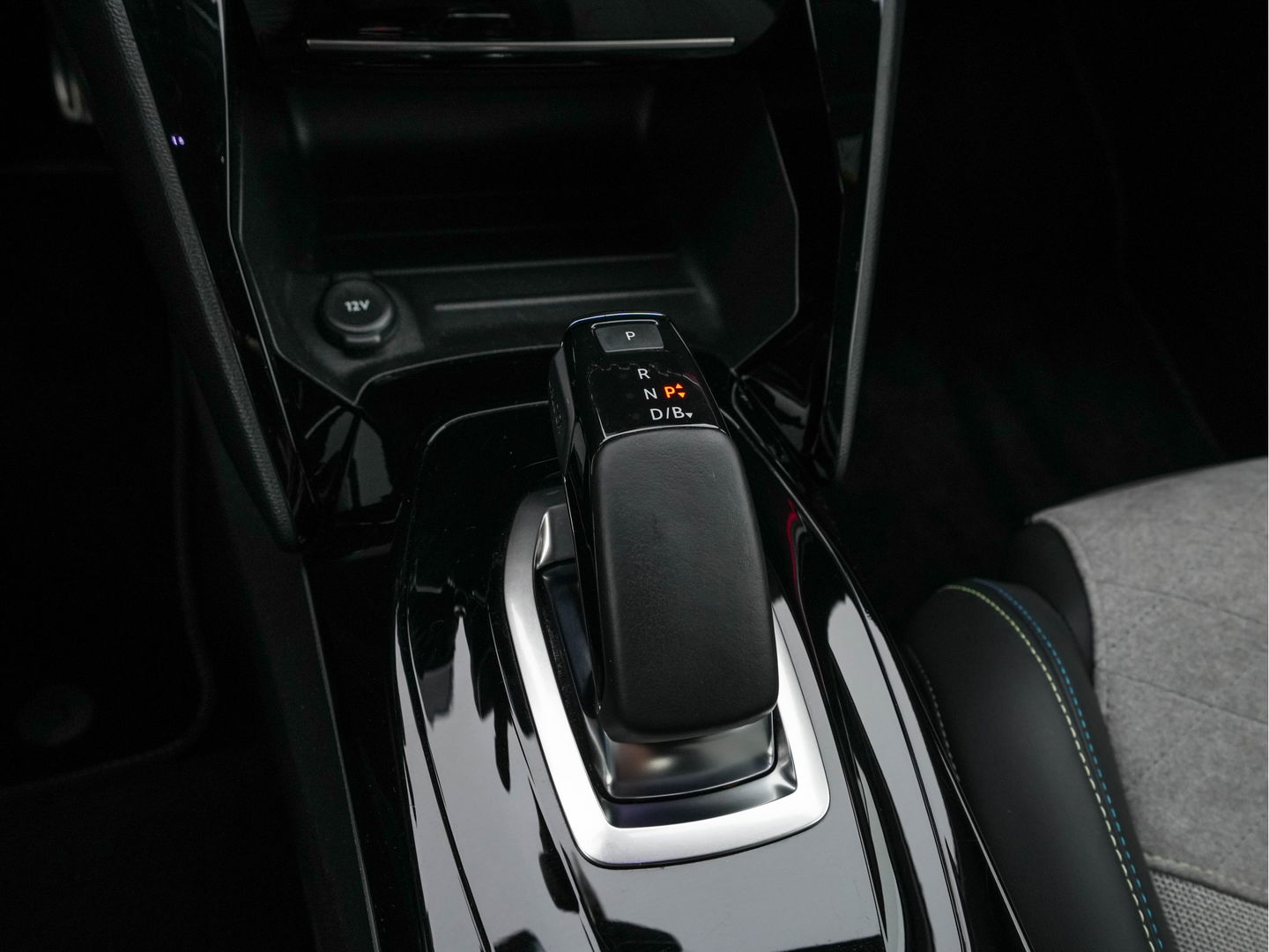 Peugeot e-208 EV GT 350 50 kWh [ 3-Fase ] (INCL-BTW) *FULL-LED | DIGI-COCKPIT | BLINDSPOT | CAMERA | LEATHER-ALCANTARA | NAVI-FULLMAP | LANE-ASSIST | KEYLESS | DAB | CCS-FASTLOADER | HEATED-SPORTSEATS | AMBIENT-LIGHT | 17"ALU*