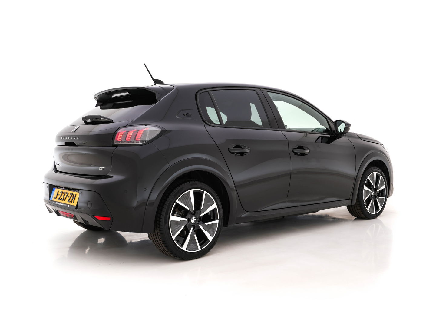 Peugeot e-208 EV GT 350 50 kWh [ 3-Fase ] (INCL-BTW) *FULL-LED | DIGI-COCKPIT | BLINDSPOT | CAMERA | LEATHER-ALCANTARA | NAVI-FULLMAP | LANE-ASSIST | KEYLESS | DAB | CCS-FASTLOADER | HEATED-SPORTSEATS | AMBIENT-LIGHT | 17"ALU*