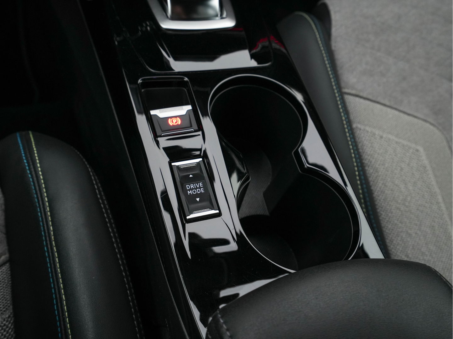 Peugeot e-208 EV GT 350 50 kWh [ 3-Fase ] (INCL-BTW) *FULL-LED | DIGI-COCKPIT | BLINDSPOT | CAMERA | LEATHER-ALCANTARA | NAVI-FULLMAP | LANE-ASSIST | KEYLESS | DAB | CCS-FASTLOADER | HEATED-SPORTSEATS | AMBIENT-LIGHT | 17"ALU*