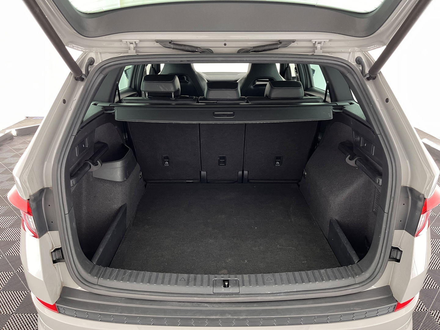 Škoda Kodiaq 1.5 TSI Sportline Business Aut. *LEATHER-MICROFIBRE | FULL-LED | SPORT-SEATS | ADAPTIVE-CRUISE | MEMORY-PACK | DIGI-COCKPIT | CANTON-SOUND | MEMORY-PACK | AMBIENT-LIGHT | KEYLESS | DAB | 20''ALU*