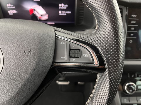Škoda Kodiaq 1.5 TSI Sportline Business Aut. *LEATHER-MICROFIBRE | FULL-LED | SPORT-SEATS | ADAPTIVE-CRUISE | MEMORY-PACK | DIGI-COCKPIT | CANTON-SOUND | MEMORY-PACK | AMBIENT-LIGHT | KEYLESS | DAB | 20''ALU*