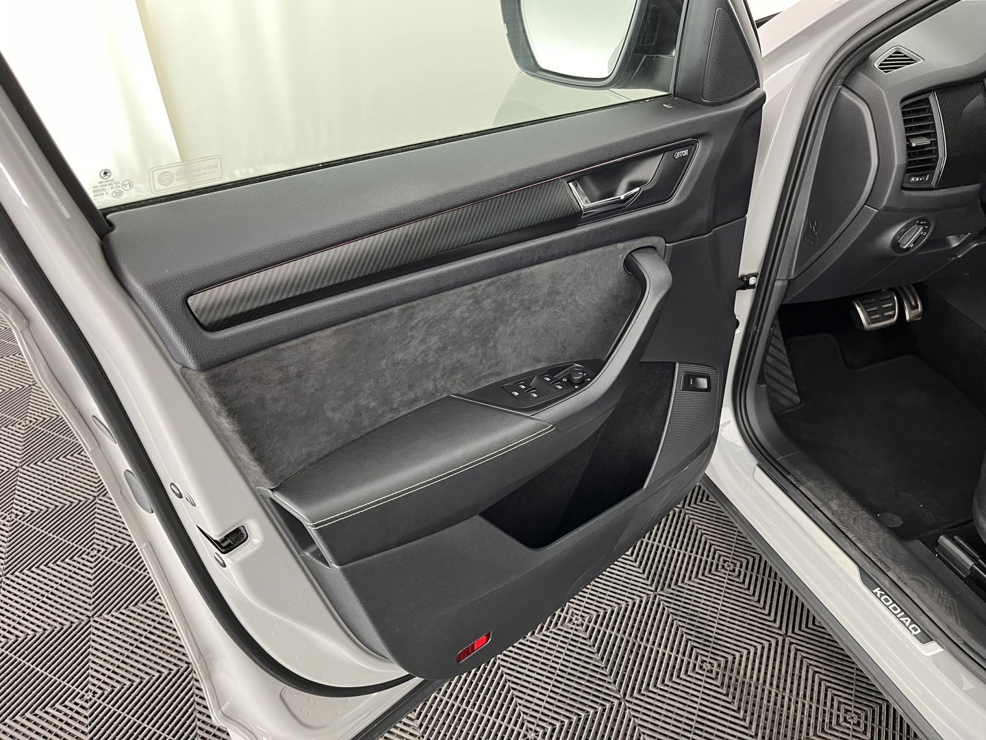 Škoda Kodiaq 1.5 TSI Sportline Business Aut. *LEATHER-MICROFIBRE | FULL-LED | SPORT-SEATS | ADAPTIVE-CRUISE | MEMORY-PACK | DIGI-COCKPIT | CANTON-SOUND | MEMORY-PACK | AMBIENT-LIGHT | KEYLESS | DAB | 20''ALU*