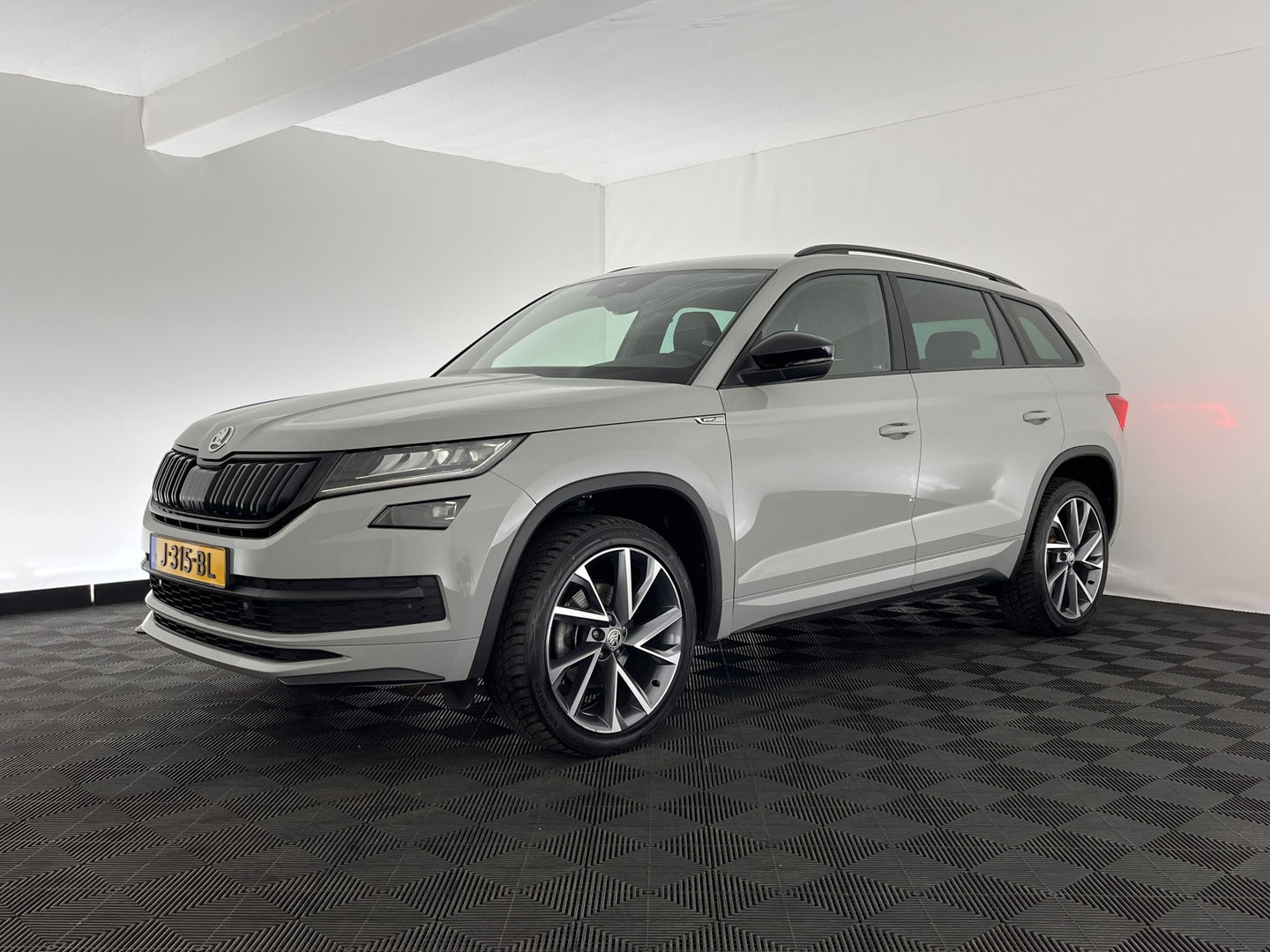 Škoda Kodiaq 1.5 TSI Sportline Business Aut. *LEATHER-MICROFIBRE | FULL-LED | SPORT-SEATS | ADAPTIVE-CRUISE | MEMORY-PACK | DIGI-COCKPIT | CANTON-SOUND | MEMORY-PACK | AMBIENT-LIGHT | KEYLESS | DAB | 20''ALU*