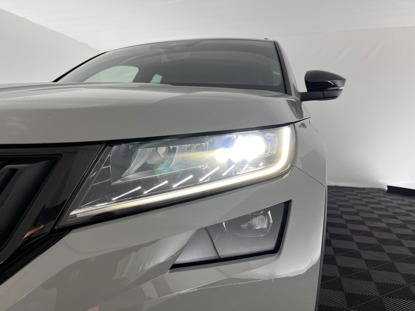 Škoda Kodiaq 1.5 TSI Sportline Business Aut. *LEATHER-MICROFIBRE | FULL-LED | SPORT-SEATS | ADAPTIVE-CRUISE | MEMORY-PACK | DIGI-COCKPIT | CANTON-SOUND | MEMORY-PACK | AMBIENT-LIGHT | KEYLESS | DAB | 20''ALU*