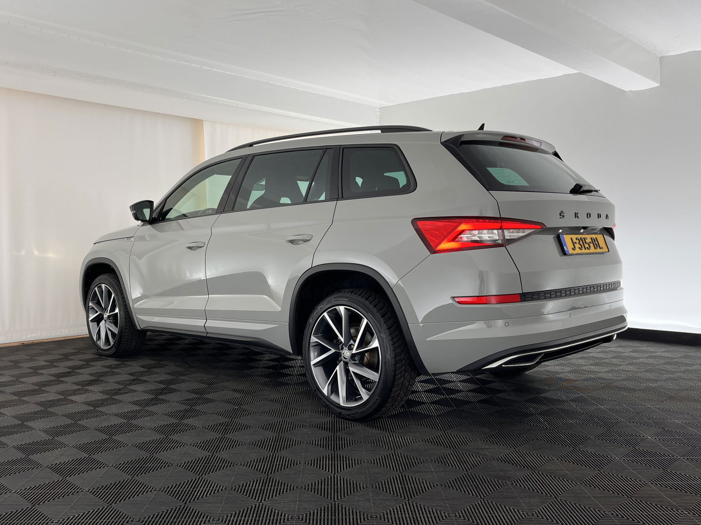 Škoda Kodiaq 1.5 TSI Sportline Business Aut. *LEATHER-MICROFIBRE | FULL-LED | SPORT-SEATS | ADAPTIVE-CRUISE | MEMORY-PACK | DIGI-COCKPIT | CANTON-SOUND | MEMORY-PACK | AMBIENT-LIGHT | KEYLESS | DAB | 20''ALU*