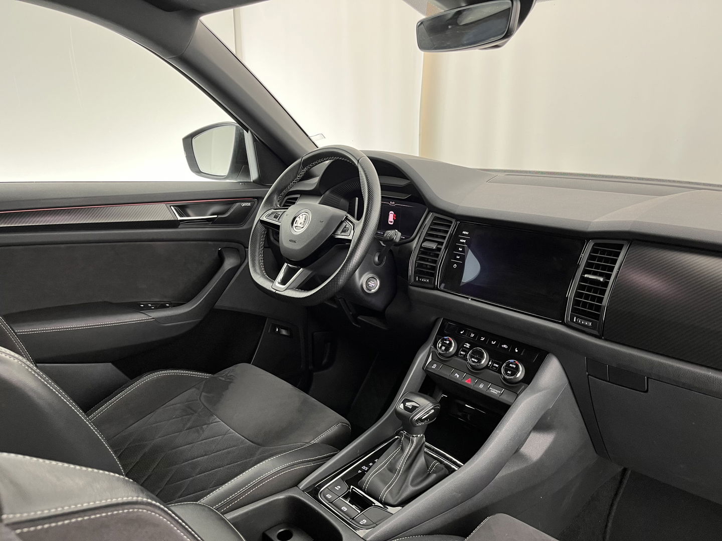 Škoda Kodiaq 1.5 TSI Sportline Business Aut. *LEATHER-MICROFIBRE | FULL-LED | SPORT-SEATS | ADAPTIVE-CRUISE | MEMORY-PACK | DIGI-COCKPIT | CANTON-SOUND | MEMORY-PACK | AMBIENT-LIGHT | KEYLESS | DAB | 20''ALU*