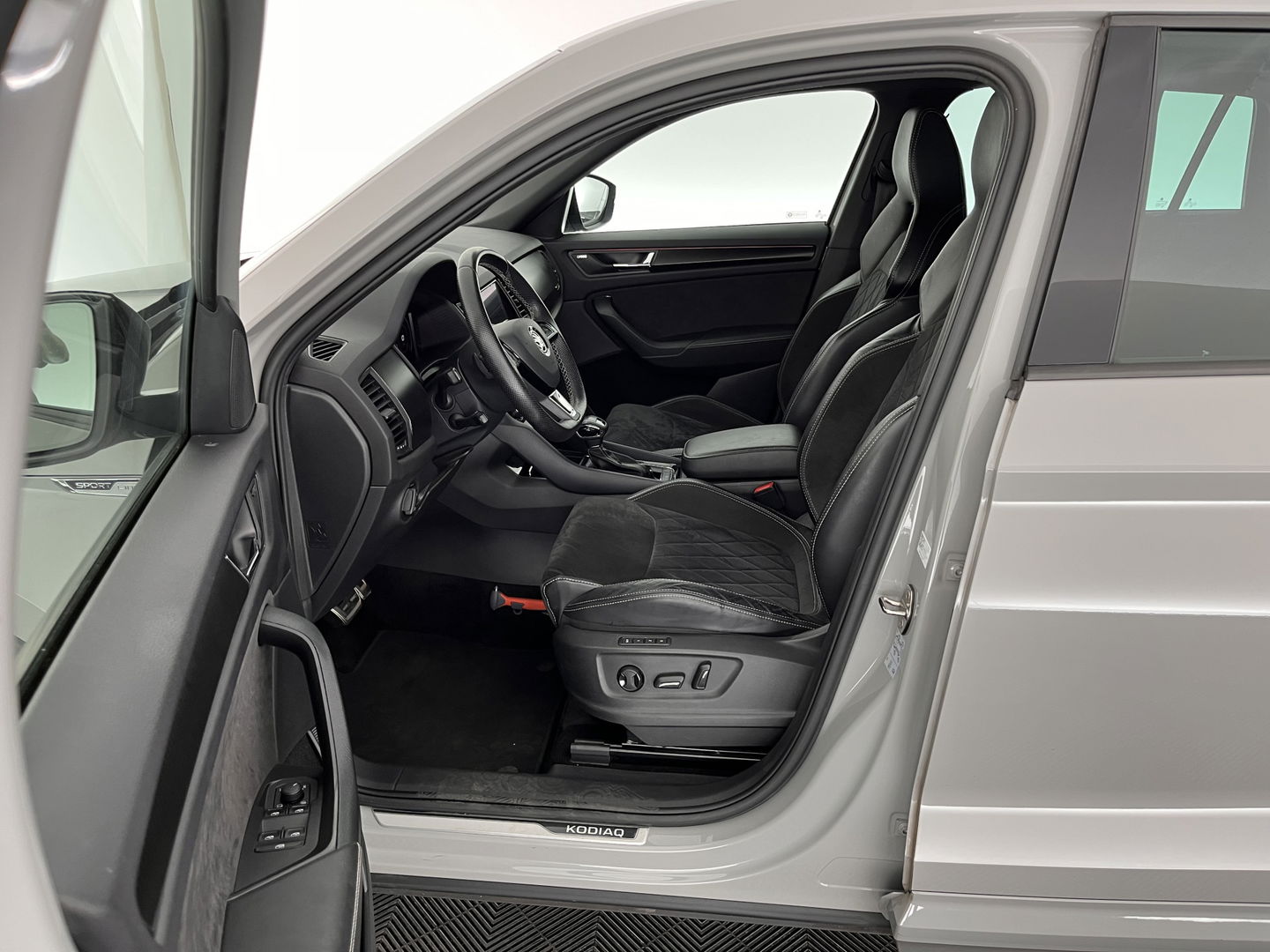 Škoda Kodiaq 1.5 TSI Sportline Business Aut. *LEATHER-MICROFIBRE | FULL-LED | SPORT-SEATS | ADAPTIVE-CRUISE | MEMORY-PACK | DIGI-COCKPIT | CANTON-SOUND | MEMORY-PACK | AMBIENT-LIGHT | KEYLESS | DAB | 20''ALU*