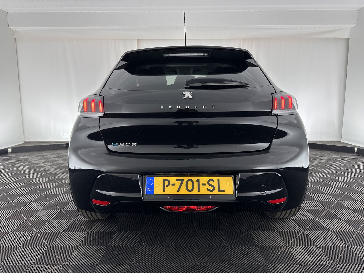 Peugeot e-208 EV Allure Pack 50 kWh [ 3-Fase ] (INCL-BTW) *LEATHER-FABRIC | FULL-LED | DIGI-COCKPIT | CCS-FASTLOADER | KEYLESS | CAMERA | NAVI-FULLMAP | CARPLAY | LANE-ASSIST | DAB+ | CRUISE | HEATED-SPORTSEATS | 16"ALU*