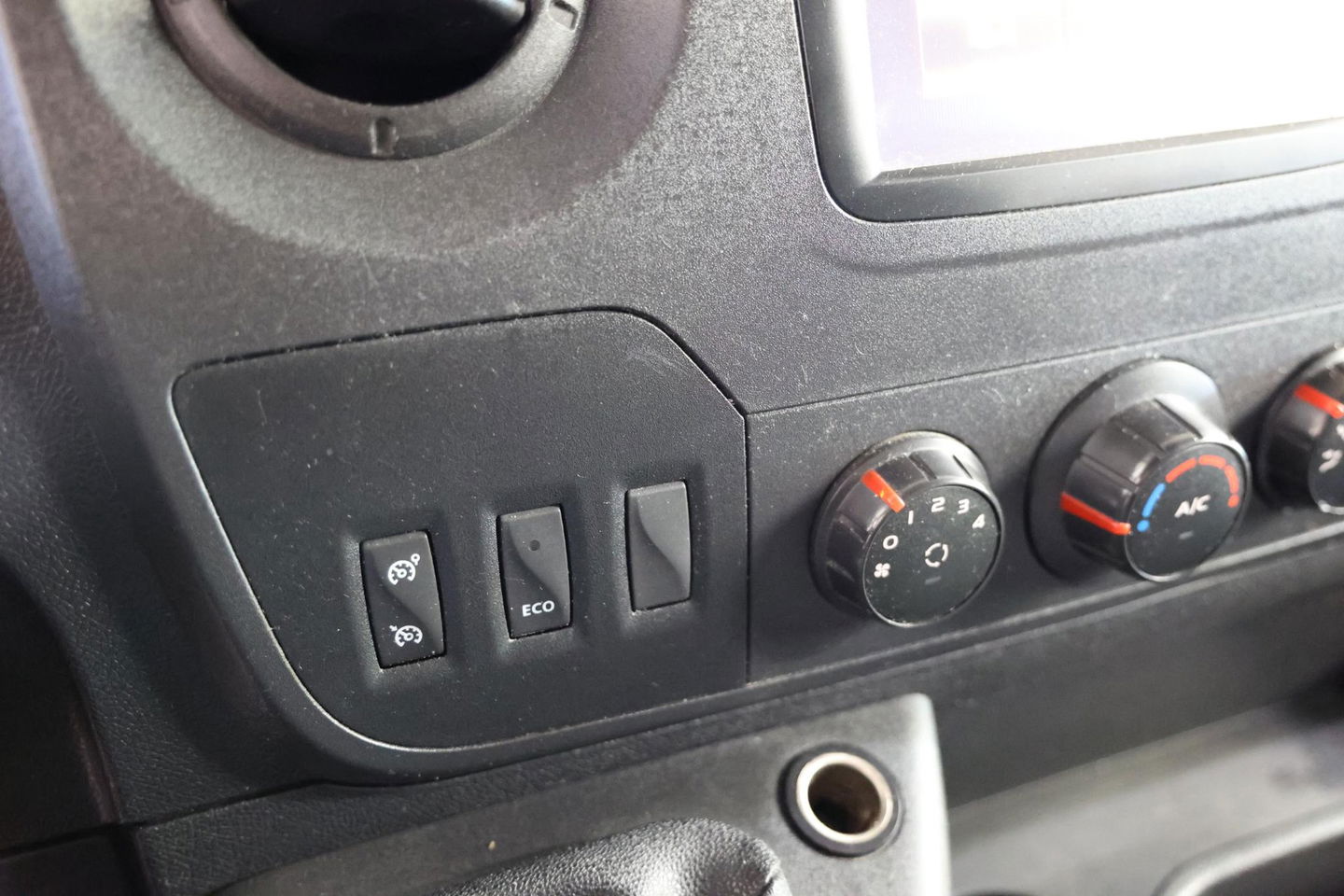 Renault Master T35 2.3 dCi L1H2 AIRCO EN TREKHAAK