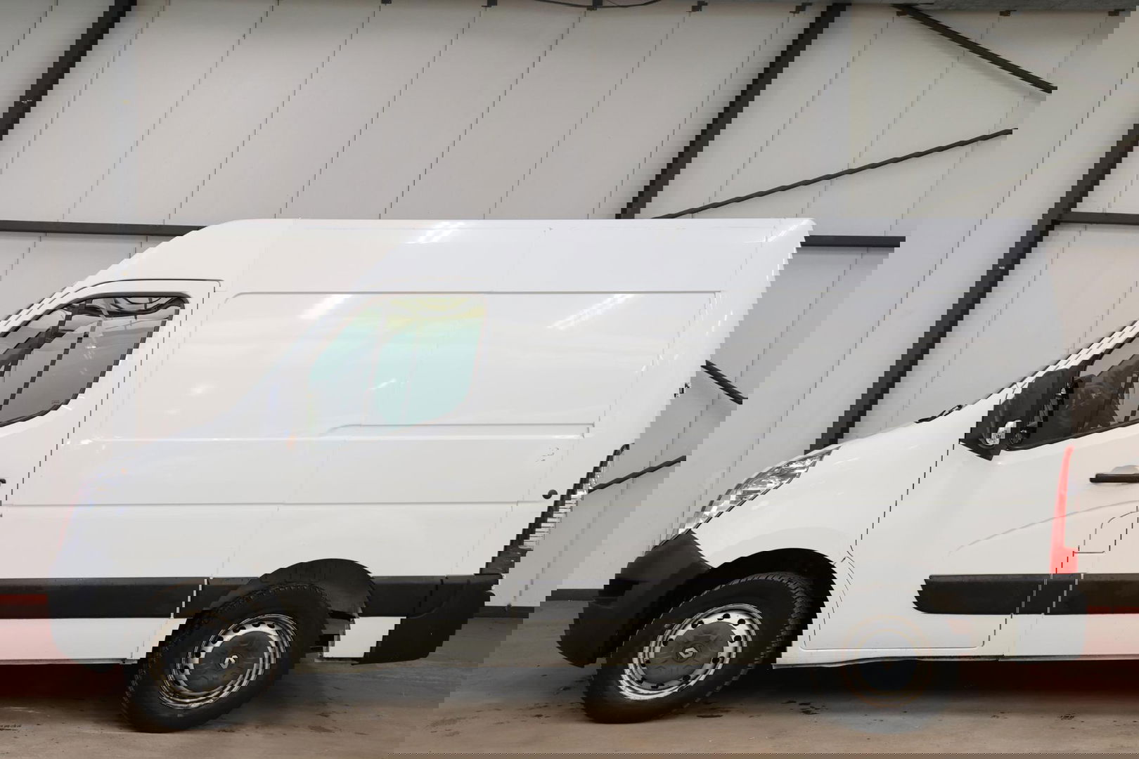Renault Master T35 2.3 dCi L1H2 AIRCO EN TREKHAAK